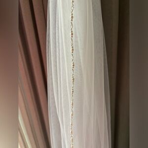 Veil with pearl trim